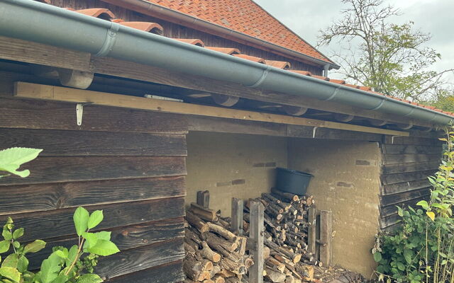 10 Boulespieler haben sich einen Trennbalken gebaut