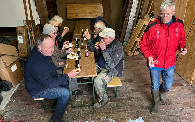 03 Fertig, kleine Stärkung bei Regenschauer