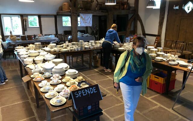 Große Porzellanansammlung auf der Diele