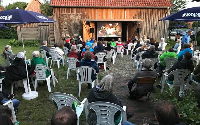 Im Juli bei toller Stimmung Filmpremiere unter freiem Himmel