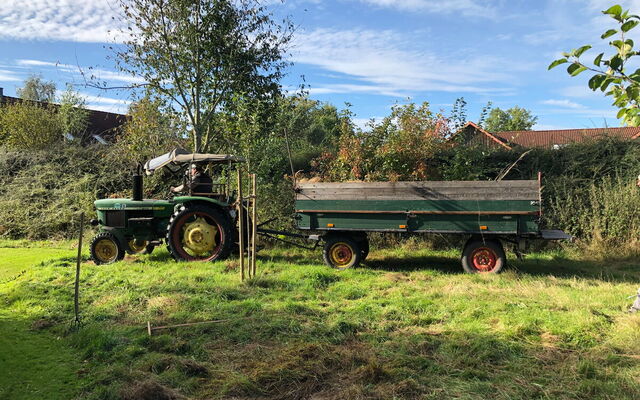 09 Trecker und Anhänger sind wichtige Hilfen