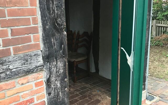 Ein zusätzlicher NOTAUSGANG war notwendig - April