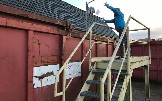 Elke bei der Bücherentsorgung im Altpapiercontainer