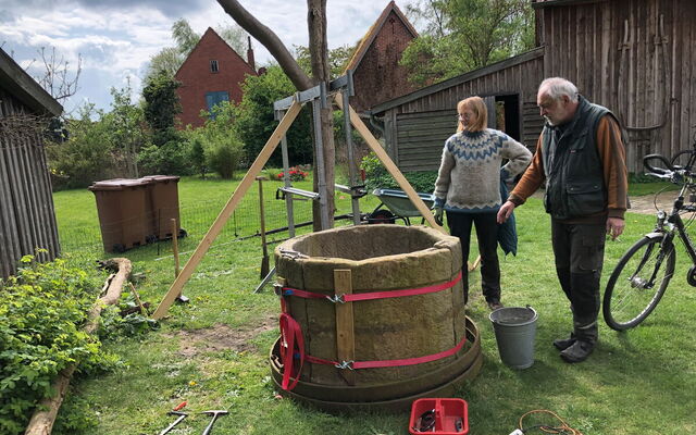 04 Brunnenringe mit Spanngurten gehalten