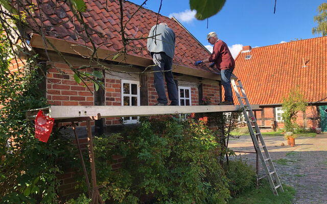 10 Das Backhaus bekommt neue Dachrinnen