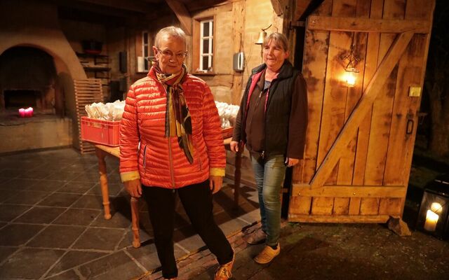 Hannelore und Heike warten auf Laternenläufer