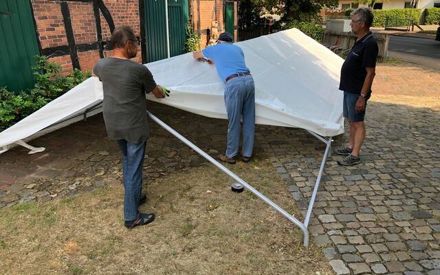 Wer kann das große Zelt noch aufbauen?