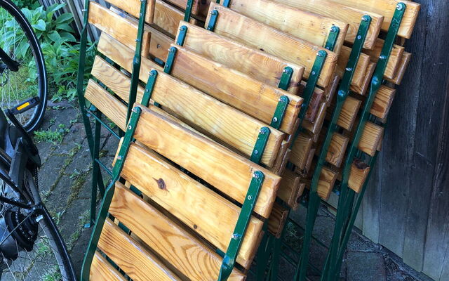 04 Alle Stühle für die Terrasse wurden repariert