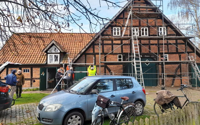 11 Das Hauptgerüst steht fest am Giebel