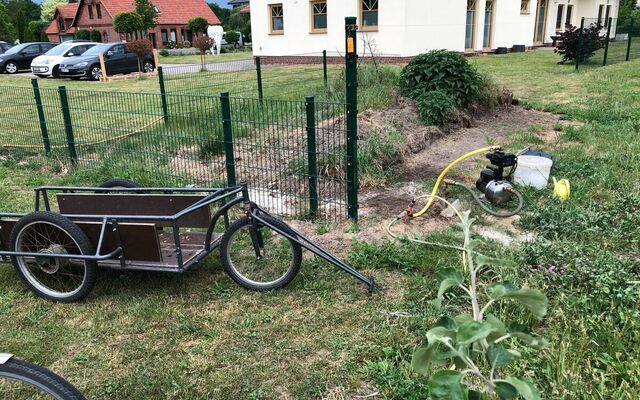 Die Streuobstwiese wird regelmäßig bewässert