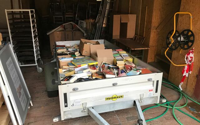 Insegesamt wurde der Anhänger 2x mit schwerer Literatur beladen