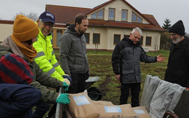Lagebesprechung vor der Pflanzaktion